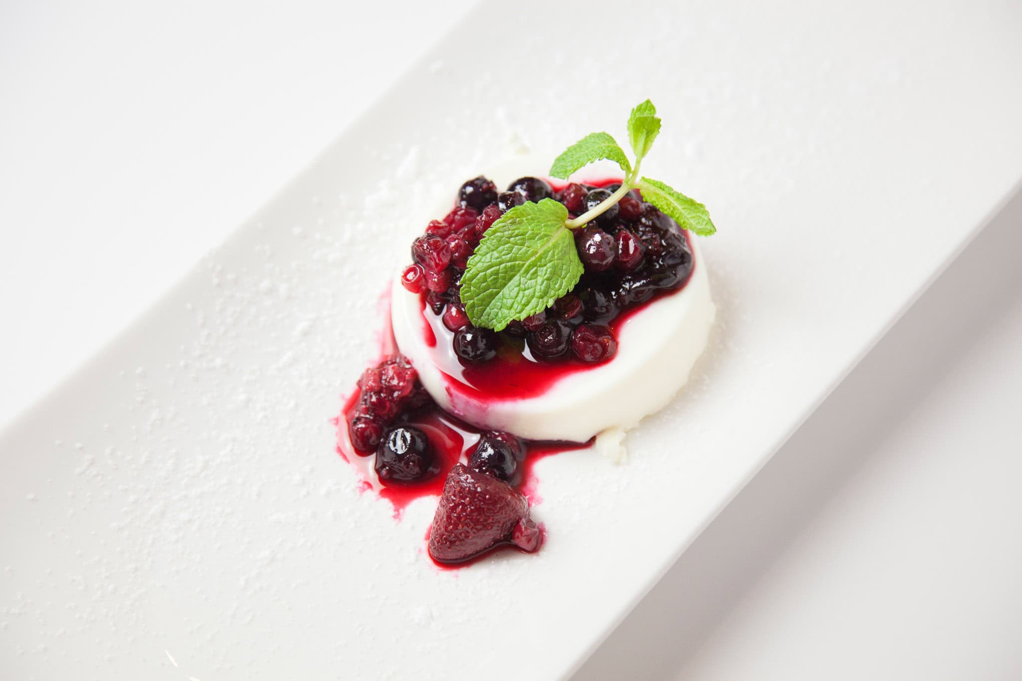 _landscape/Panna-cotta-berries-desert-04.jpg