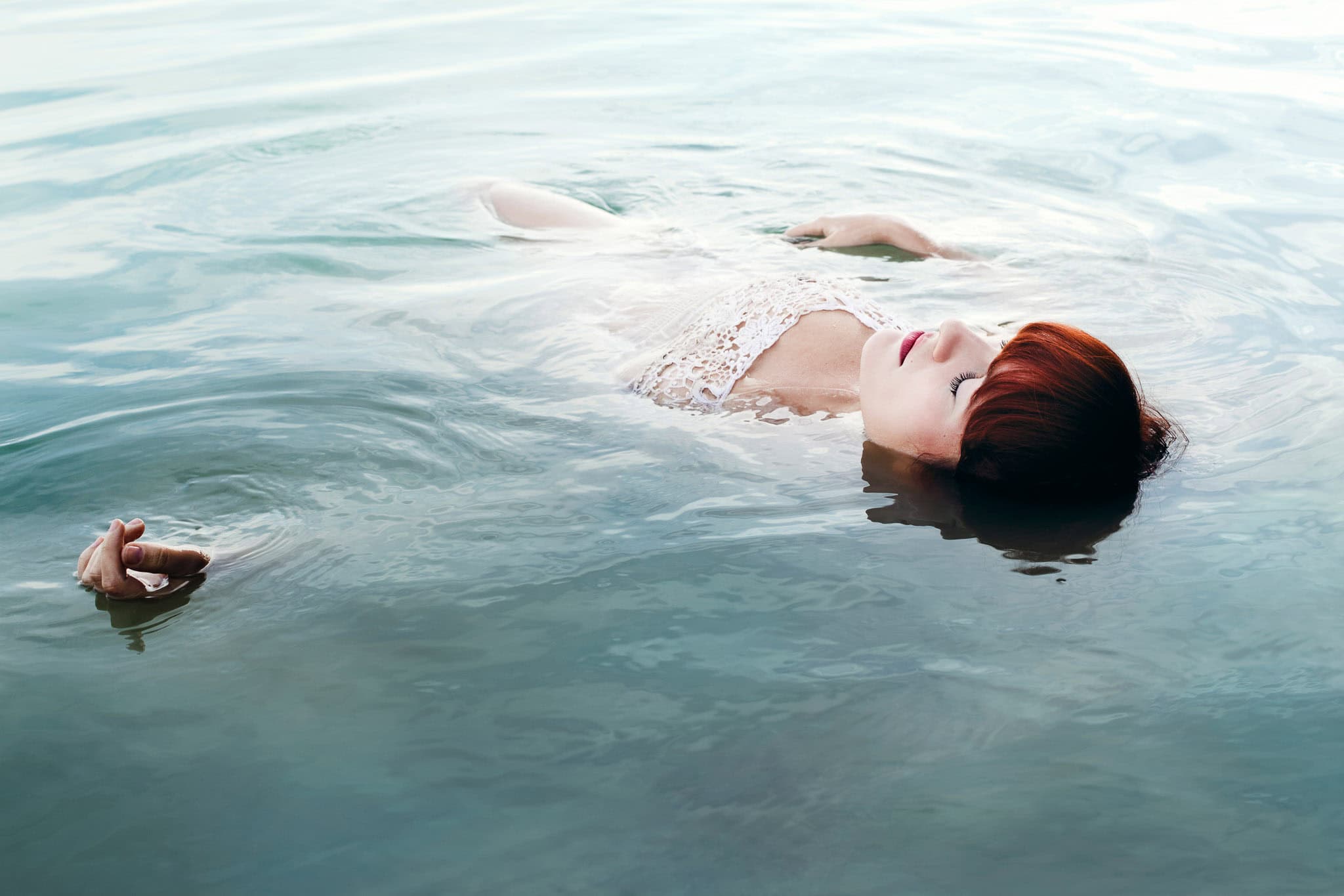 _landscape/heidelberg-creative-portrait-woman-floating-water-05.jpg