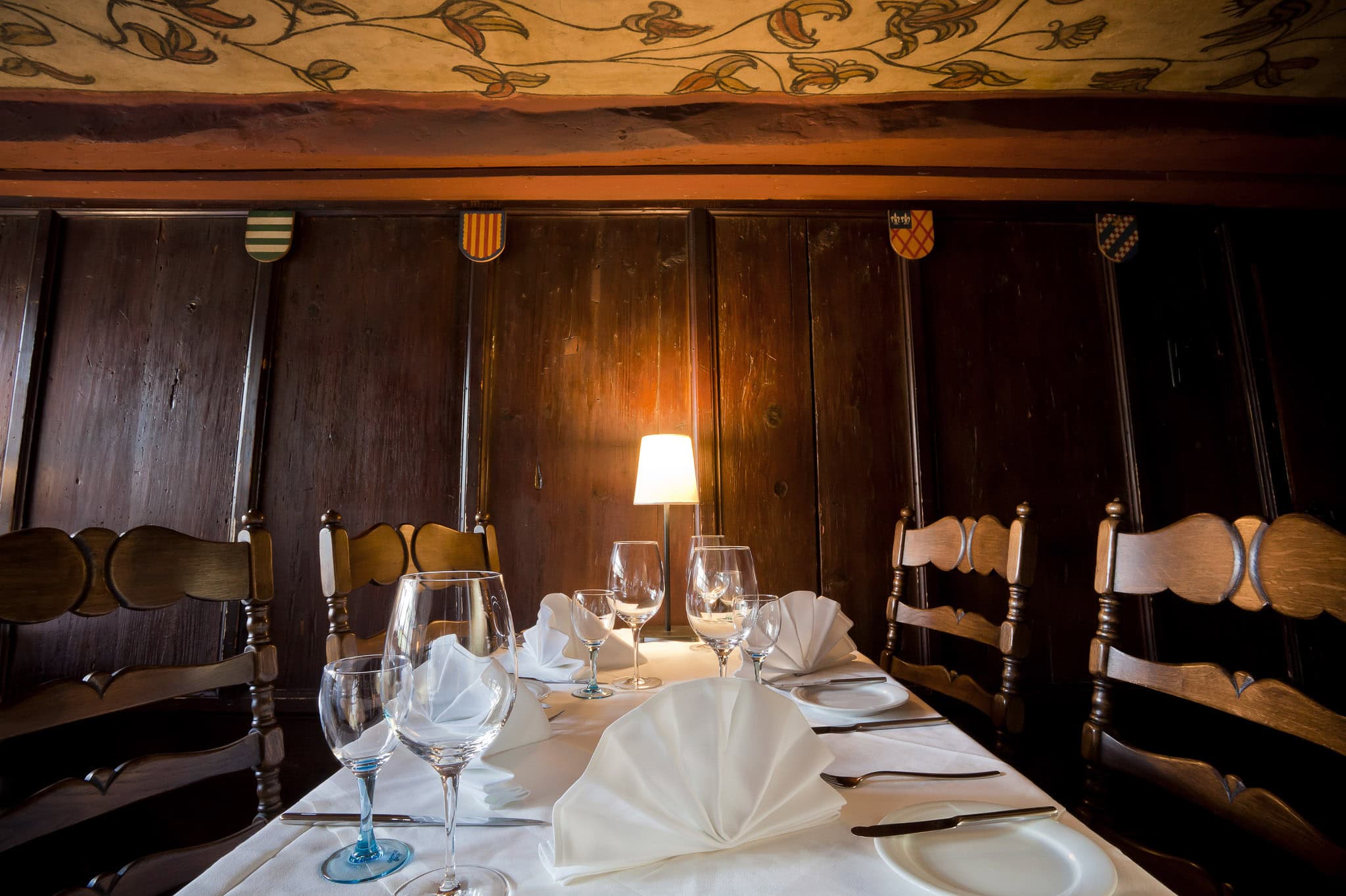 _landscape/ladenburg-antique-restaurant-decorated-tables-02.jpg