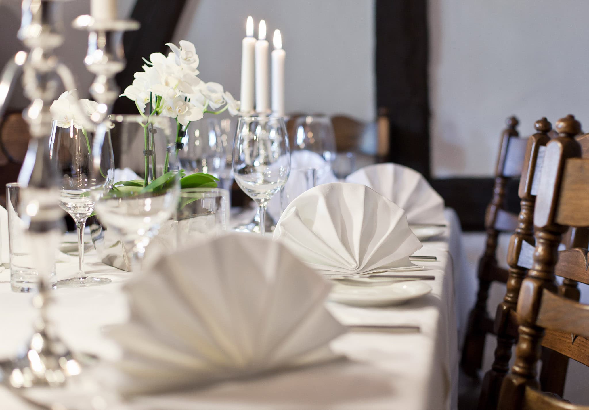 _landscape/ladenburg-antique-restaurant-decorated-tables-04.jpg