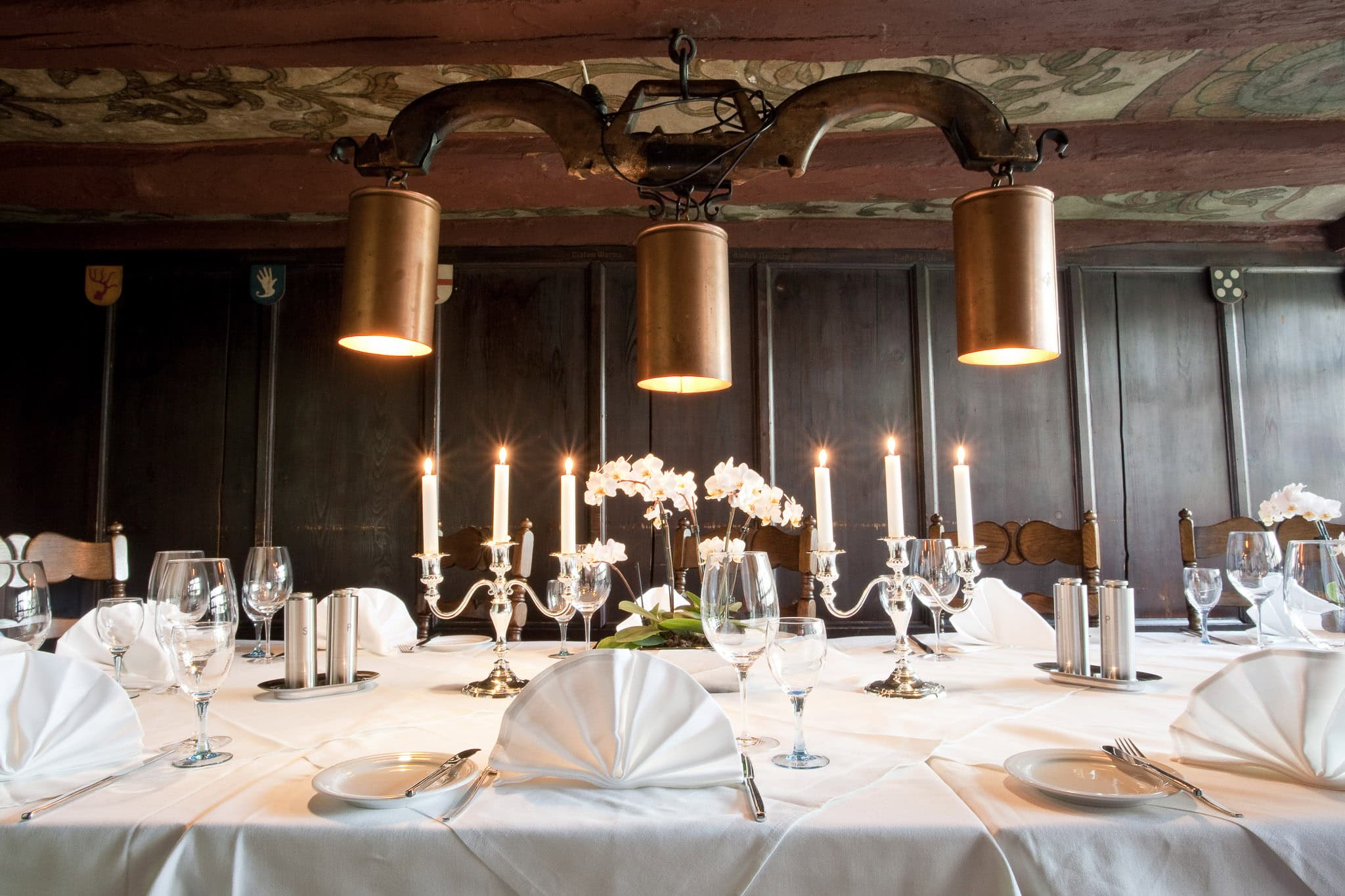 _landscape/ladenburg-antique-restaurant-decorated-tables-06.jpg