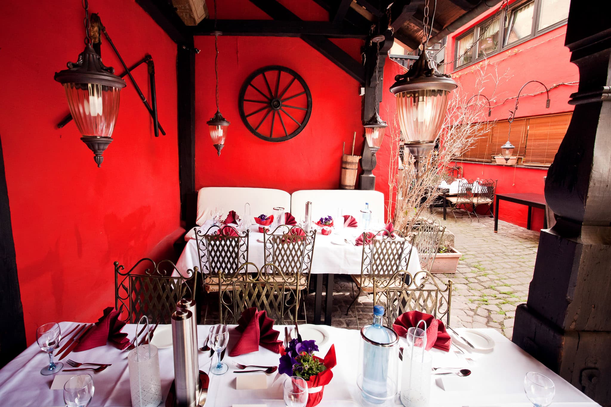 _landscape/ladenburg-antique-restaurant-decorated-tables-08.jpg
