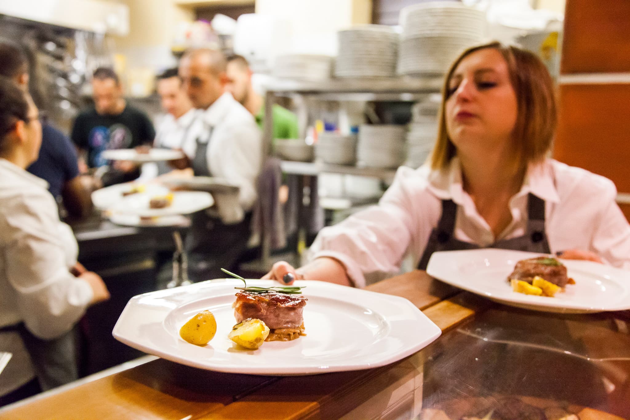 _landscape/traunstein-italian-restaurant-kitchen-team-09.jpg