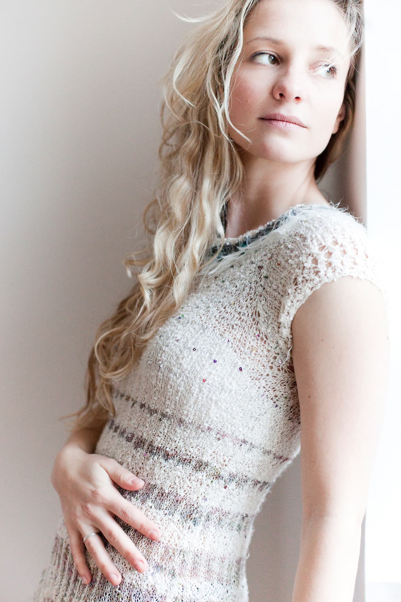 wiesbaden-creative-portrait-woman-white-knitted-dress-15.jpg
